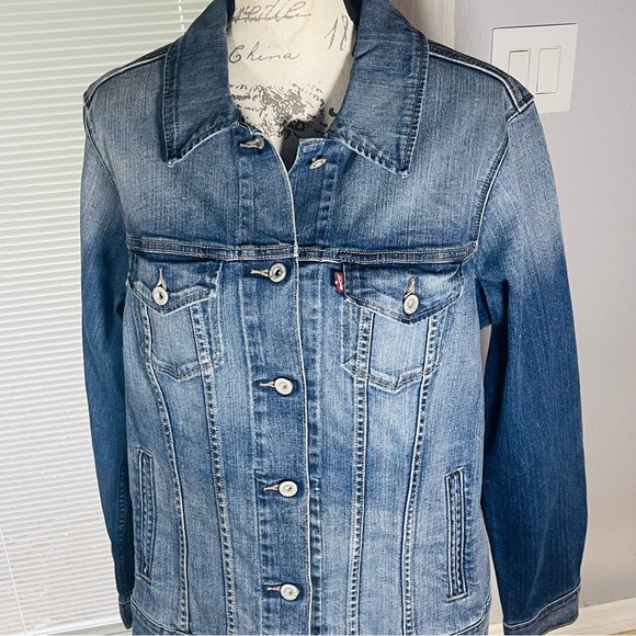 Levi’s Women’s Original Trucker Denim Jean Jacket Medium Wash Sz L - Picture 3 of 16